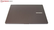 A Samsung optou por uma cor prata-cinza.