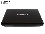 Um grande logotipo da Toshiba enfeita a tampa do portátil.