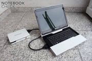 Conectado através de uma entrada PCI Express especial o notebook pode fazer uso de até quatro telas com o Realçador Gráfico.