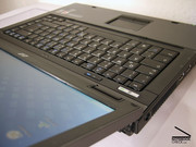 O teclado é um dos melhores nesta categoria. Apenas os plásticos utilizados não aparentam ser de boa qualidade que outros portáteis da HP.