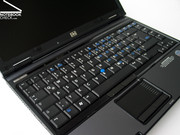 Como muitos outros portáteis da série de negócios da HP Compaq, também este portátil vem com touchpad e trackpoint.