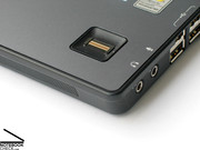 Um leitor de impressões digitais e um SmartCard possibilitam um controlo de acessos.