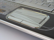 Até o touchpad está recoberto de cromado, o que de fato afeta a ergonomia de certa maneira.