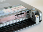 Esta também incluídas 2 portas USB, saída VGA, portas aúdio, e, como característica especial, uma entrada ExpressCard.
