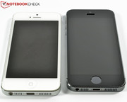 O chassi permaneceu igual quando comparado com o do iPhone 5: