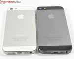 O nosso dispositivo de teste ("Space Gray") do lado do iPhone 5 em branco prateado