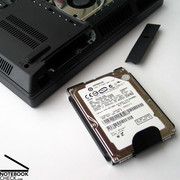 Vem igualmente no pacote um disco duro de 250GB da Hitachi, que durante os testes. revelou boas taxas de transferência e um tempo de acesso razoável.