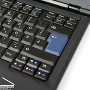 Um verdadeiro Thinkpad tem igualmente um trackpoint vermelho entre as teclas negras como um rato adicional para além do rato.