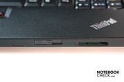 Um leitor-de-cartões para SD, MMC e Memory Stick está na frente