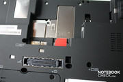 Uma ranhura para um cartão SIM esconde-se por baixo da bateria