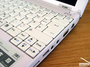 O teclado marca pontos devido ao tamanho das teclas e também por ser agradável de usar.