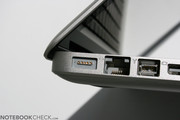 As outras conexões permanecem iguais, tal como o porto inteligente de energia MagSafe visto na imagem.