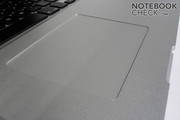 O trackpad de cristal oferece um botão incorporado e excelentes condições de deslizamento.