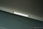 A pequena fenda para abrir o portátil é ligeiramente diferente comparada com os MacBook Pros sem-Retina.