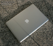 O design se baseia no MacBook Air e tem um visual muito bom.