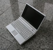 O Asus EeePC pesa menos de 1 kg e está projetada como um PC de família.