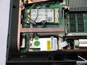 Ou o slot PCI-card que continha no nosso exemplar de teste um DVB-T tuner e um módulo 4965AGN W-LAN da Intel.