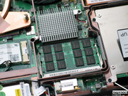 O exemplar de teste também continha dois módulos RAM PC6400/800MHz com 1024MB cada um.