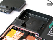 A bateria tem que ser removida, antes de trocar componentes de hardware.