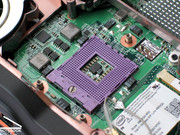 Depois de remover os parafusos do CPU, o processador pode ser retirado da placa mãe.