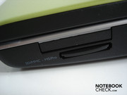 O compartimento ExpressCard de 32mm e leitor de cartões SD/MMC + MS/Pro à direita