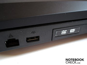 Um porto RJ-45 LAN, outro USB e o DVD drive estão posicionados no lado esquerdo,