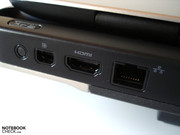 Monitores externos podem ser conectados através da entrada para tela e HDMI.