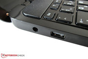 Uma porta USB 2.0 fornece energia (Sleep & Charge).