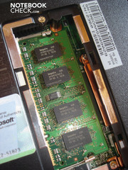 1 GB DDR2 de RAM vem de fábrica, e um máximo de 2 GB são possíveis