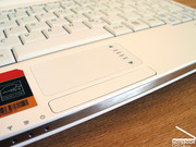 O touchpad também resultou muito pequeno, mas permite o perfeito uso do netbook.