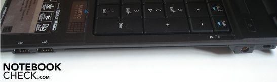 Direita: 2x USB 2.0, gravador DVD, Entrada de corrente, Bloqueio Kensington