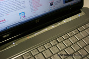 A moldura acima do teclado fornece algumas hot keys para funções multimídia e tem um bom visual.