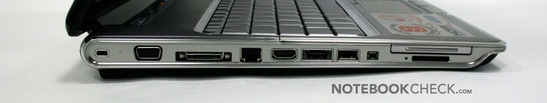 Lado Esquerdo: Express Card 45, Leitor de Cartões (SD, MS (Pro), MMC, xD), FireWire 400, USB, eSata (com USB integrado), HDMI, Gigabit LAN, Dockingstation, VGA