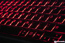 O teclado tem uma retro iluminação vermelha.