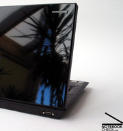 Ao primeiro olhar o SL500 não parece um Thinkpad típico, porque tem superfícies gloss muito reflexivas.