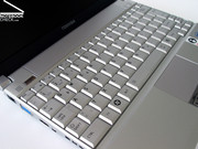 O Portégé R500-12P utiliza toda a sua largura para acomodar o teclado, conseguindo assim...