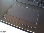 O touchpad de grande escala é agradavelmente suave.