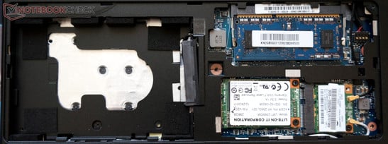 Compartimento de 2,5" (livre no modelo topo da gama), mSATA SSD, adaptador WLAN e módulo de memória acessível através da escotilha de manutenção