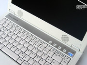 Um olhar mais atento detecta um teclado com uma disposição invulgar.