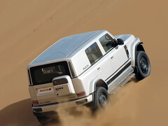 Veículo off-road elétrico nas dunas de areia de Dubai.