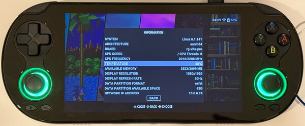 Uma imagem mostrando as principais especificações do Anbernic RG Vita Pro.