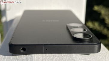 Parte superior: conector de áudio de 3,5 mm, microfone