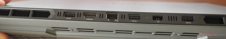 Parte traseira: 3x USB-A 3.2 Gen1, HDMI 2.1, RJ-45, fonte de alimentação