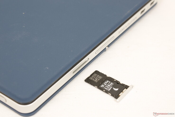 Uma agulha é necessária para acessar o slot MicroSD