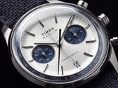 Close-up do Timex Marlin Jet Chronograph TW2Y89900 mostrando seu mostrador branco-prateado, submostradores azul-marinho, índices de horas aplicados, ponteiros tipo bastão, escala taquimétrica e janela de data.