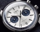 Close-up do Timex Marlin Jet Chronograph TW2Y89900 mostrando seu mostrador branco-prateado, submostradores azul-marinho, índices de horas aplicados, ponteiros tipo bastão, escala taquimétrica e janela de data.