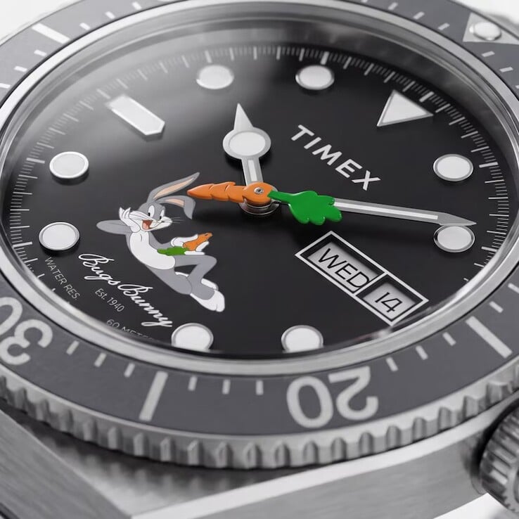 Detalhe aproximado do mostrador preto do Timex Looney Tunes x M79 Automatic, destacando Bugs Bunny e o ponteiro dos segundos em forma de cenoura,