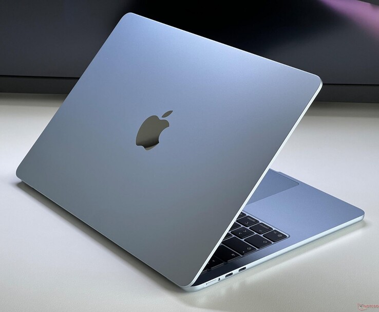 Apple MacBook Air com acabamento azul e design fino de alumínio (Fonte da imagem: Notebookcheck)