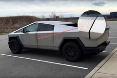 Pelo menos 15 Cybertrucks da Tesla foram afetados por um problema sério na fixação da porta, que causa desalinhamento no painel da porta. (Fonte da imagem: Auto Focus no YouTube - editado)