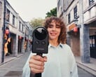 Mulher caminha pela rua filmando com a Portalcam